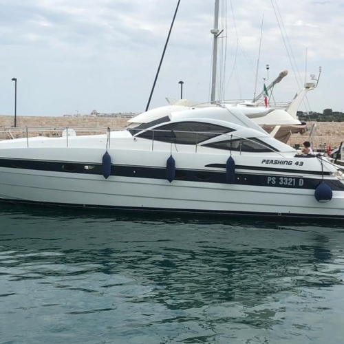 Pershing Yacht 43